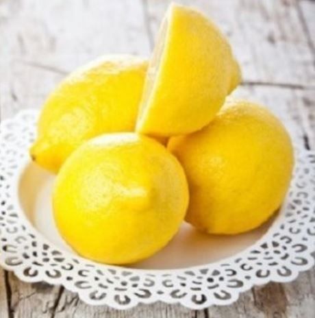 Δεν πάει ο νους σας ποια ηλεκτρική συσκευή καθαρίζει τέλεια ένα λεμόνι!