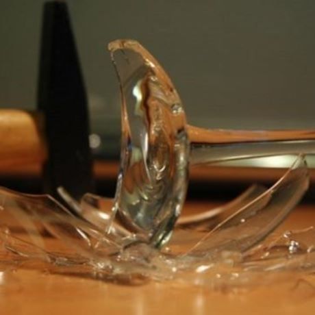 Έτσι θα μαζέψετε τα σπασμένα γυαλιά από το πάτωμα με μία κίνηση