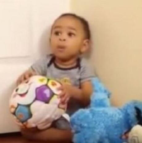 Απίστευτο! Αυτό το μωράκι είναι μόνο 10 μηνών και ξέρει να... (βίντεο)