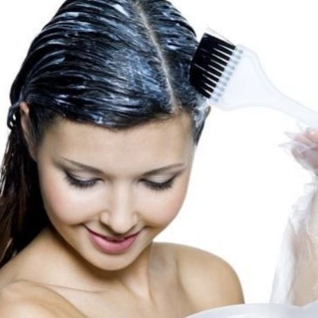 Βαφή μαλλιών στα αγαπημένα σας ρούχα; Έτσι θα την εξαφανίσετε!