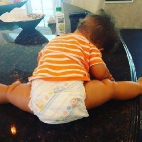 «Baby-yoga time» - Αυτός είναι ο γιος πασίγνωστης τραγουδίστριας! (εικόνα)