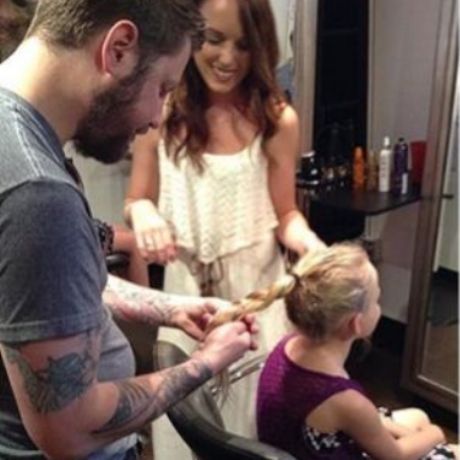 Κομμωτήριο μαθαίνει στους μπαμπάδες χτενίσματα για τις κόρες τους, προσφέροντας μπύρες