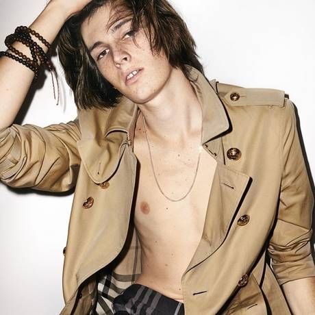 Τι σχέση έχει ο Μπρόσναν με τη Burberry;