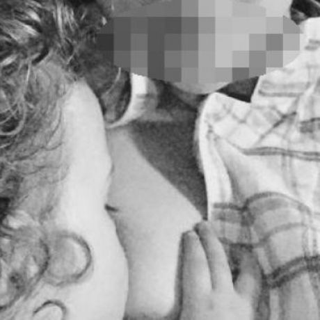 Τι και αν η κόρη της είναι 16 μηνών... η διάσημη μαμά τη θηλάζει ακόμη! (εικόνα)