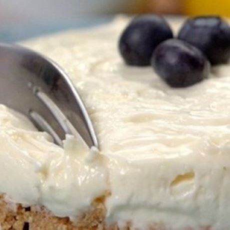 Ελαφρύ cheesecake λεμονιού χωρίς ψήσιμο (βίντεο)