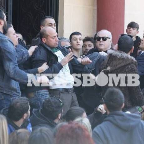 Κηδεία Παντελίδη: Έπεσε ξύλο στα σκαλιά της εκκλησίας (photos)