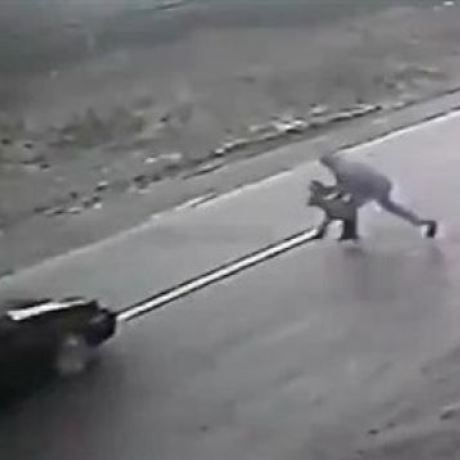 Συγκλονιστικό: Πατέρας έσωσε το παιδί του από βέβαιο θάνατο (βίντεο)