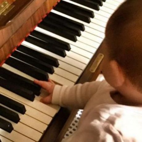 Θραύση κάνει στο διαδίκτυο η 6 μηνών κόρη, πασίγνωστου Έλληνα τραγουδιστή!