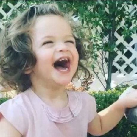 Η κόρη γνωστής ηθοποιού κάνει ζαβολιά και το απολαμβάνει (βίντεο)