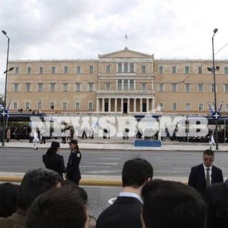 Ο… Πούτιν στην παρέλαση της 25ης Μαρτίου στο Σύνταγμα! (pics)