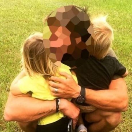 Τα διδυμάκια τους έγιναν 2 ετών. Δείτε τη γλυκιά φωτό με το διάσημο μπαμπά τους