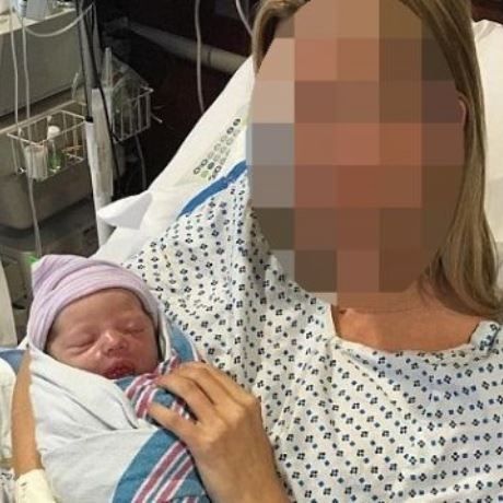 Γέννησε ένα υγιέστατο αγοράκι και μας αποκάλυψε το όνομά του, μαζί με την πρώτη φωτογραφία