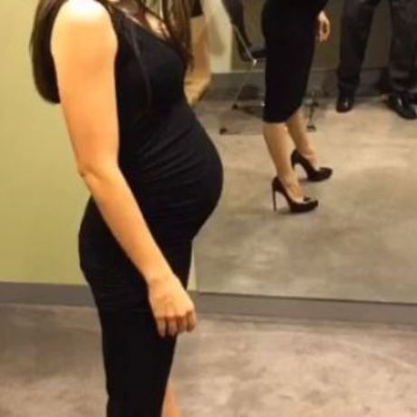 Η κοιλίτσα της φούσκωσε πολύ και μας τη δείχνει για πρώτη φορά στο πλευρό του συζύγου της!