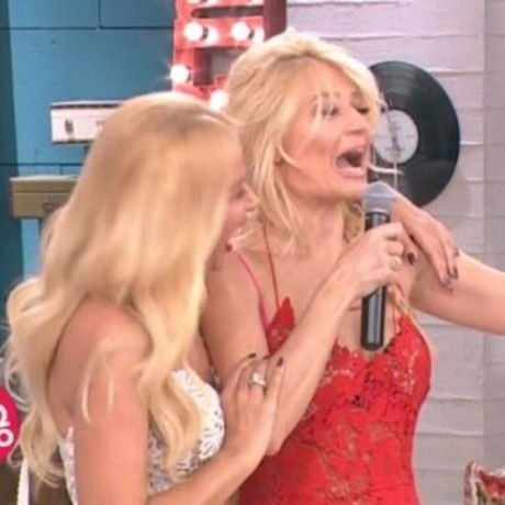 Γυμνή στο πλατό η Φαίη Σκορδά! Έπεσε το παραβάν και τα είδαν… όλα οι συνεργάτες της!