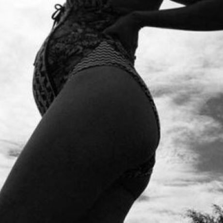 Τελείως ακομπλεξάριστη και αρετουσάριστη. Δείτε τη με φουσκωμένη κοιλίτσα! (εικόνα)