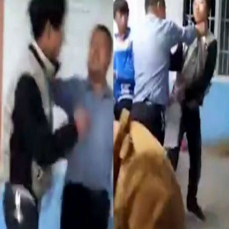 Μαθητές ξυλοκοπούν τον καθηγητή τους μέσα στη σχολική αίθουσα. Δείτε το λόγο (βίντεο)