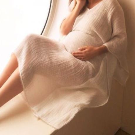 Ελληνίδα παρουσιάστρια φωτογραφίζεται για πρώτη φορά στον 7ο μήνα της εγκυμοσύνης της