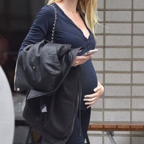 Όλο και φουσκώνει η κοιλίτσα του γνωστού μοντέλου