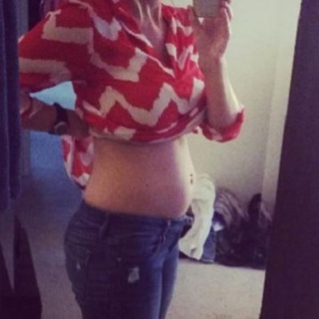 Παίκτρια του Big Brother μας δείχνει τη φουσκωμένη της κοιλίτσα