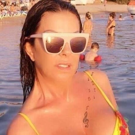 Γοργόνα στη στεριά!Στα 62 η Άντζελα Δημητρίου βάζει τα γυαλιά στις 20ρες με τέτοιο σώμα