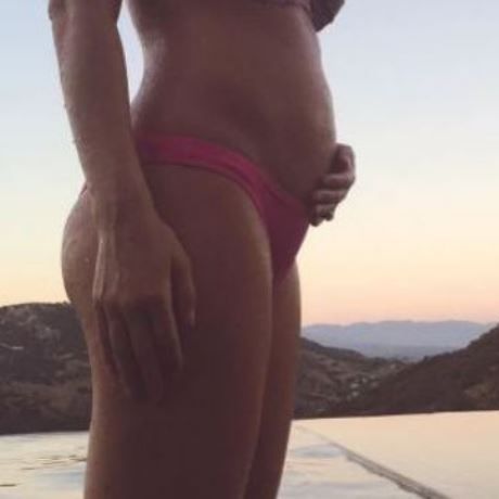 Στον 5ο μήνα της εγκυμοσύνης της ποζάρει με μπικίνι και δείχνει τη φουσκωμένη κοιλίτσα