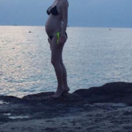 Ελληνίδα παρουσιάστρια 24 εβδομάδων, ποζάρει με το μπικίνι της στην παραλία