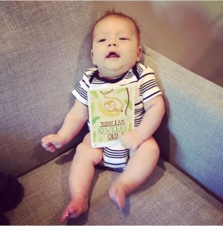 Ο γιος τους έγινε 10 εβδομάδων και το γιορτάζουν