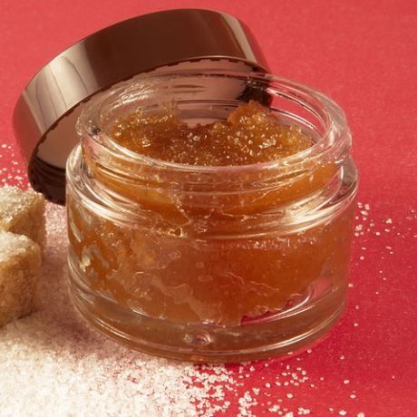 Φτιάξτο μόνη σου: Scrub για τις σκληρύνσεις με μαύρη ζάχαρη και βούτυρο κακάο