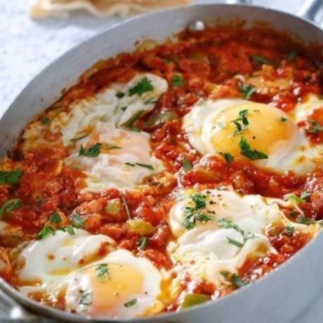 Καλοκαιρινός μεζές: Αβγά με σάλτσα ντομάτας