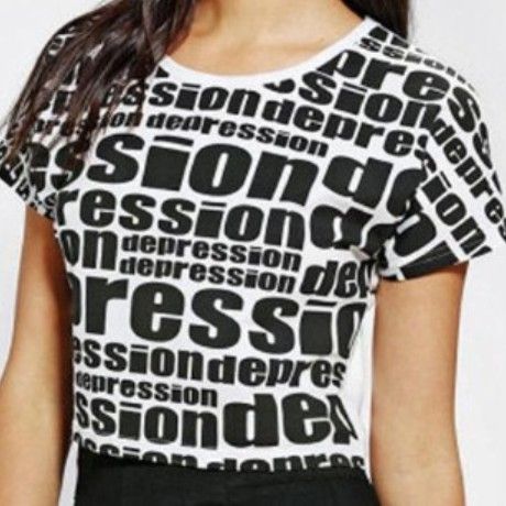 Urban Outfitters: Η βρετανική fashion αλυσίδα προκαλεί ξανά με ένα t- shirt