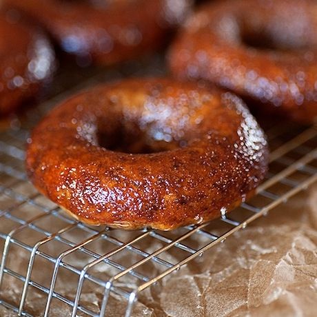 Σπιτικά, αφράτα donuts μπανάνας με υπέροχο γλάσο από καστανή ζάχαρη!