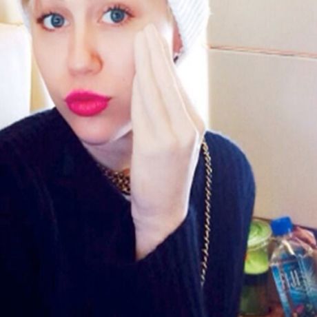 H Miley Cyrus φωτογραφίζεται κρατώντας ένα sex toy!