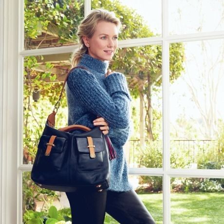 Ο Tommy Hilfiger συνεργάζεται για 8η χρονιά με τη Naomi Watts για limited edition τσάντα
