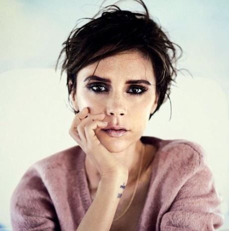 Victoria Beckham: Άφησε τα ψηλοτάκουνα και ποζάρει με rollers!