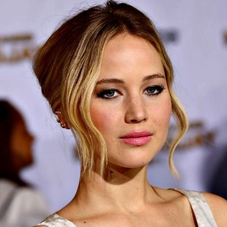 Η Jennifer Lawrence κάνει τις καλοκαιρινές πλατφόρμες να δείχνουν super-cool