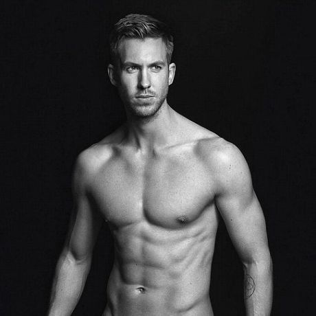 Ο Calvin Harris ποζάρει μόνο με το εσώρουχό του για τη νέα καμπάνια του Αrmani (OMG)