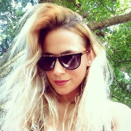 Backstage beauty: Η Νάντια Μπουλέ φωτογραφίζεται με το νέο της hairlook!