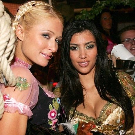 Η Paris Hilton ποζάρει ολόγυμνη - και μας θυμίζει κάτι από Kim Kardashian
