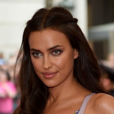 Wow! Η Irina Shayk στην πιο κομψή της εμφάνιση ever