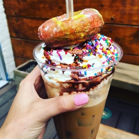 Donutccino: Το νέο, λαχταριστό trend στον κρύο καφέ που σίγουρα θα σε ξετρελάνει!