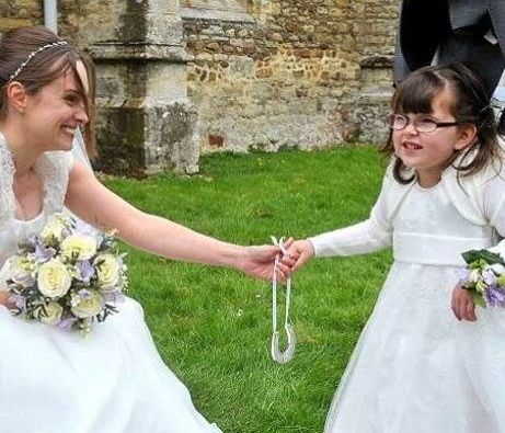 Συγκινητικό: 4χρονη περπατάει για πρώτη φορά και γίνεται παρανυφάκι