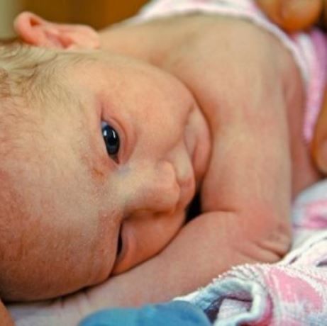 Εσείς γνωρίζετε τι κάνουν τα μωρά την πρώτη ώρα της ζωής τους;