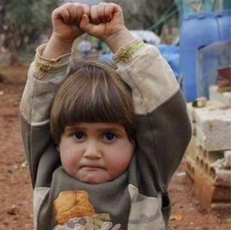 Συγκλονιστικό:Παιδάκι από την Συρία σηκώνει τα χέρια στο φακό γιατί νομίζει ότι είναι όπλo