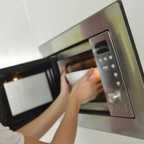 Αυτές τις τροφές δεν πρέπει να τις βάλετε ποτέ στο φούρνο μικροκυμάτων!