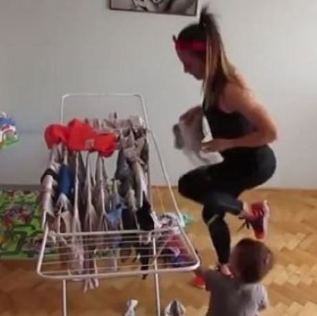 Το βίντεο που έγινε viral εν μια νυκτί! Πώς μπορούν να γυμναστούν οι μαμάδες!