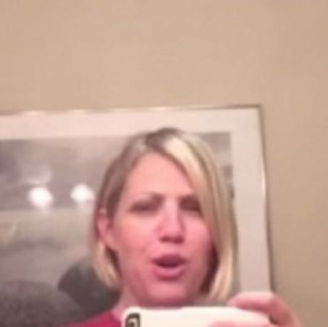 Απίστευτο! Δείτε πώς συγχρονίζει αυτή η μαμά τη φωνή της με τη φωνή του παιδιού της