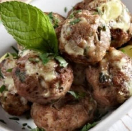 Κεφτέδες με γιαουρτένια σάλτσα στο φούρνο
