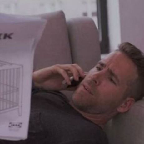 Ράιν Ρέινολντς:Ο πιο αστείος μπαμπάς του Χόλιγουντ συναρμολογεί κούνια για την κορούλα του