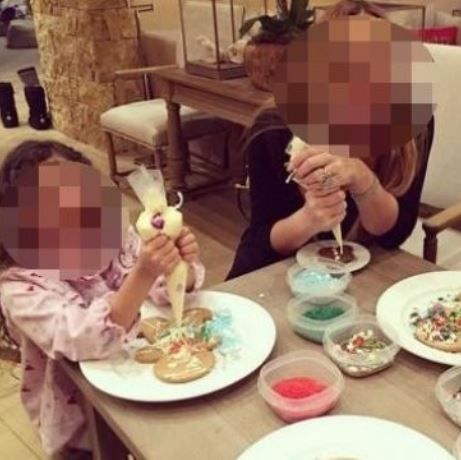 Φτιάχνει μπισκότα με τα δίδυμά της και το διασκεδάζει! (εικόνα)