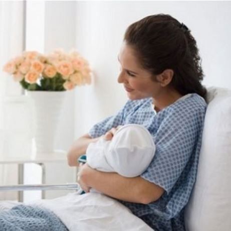 Γιατί οι γυναίκες βιάζονται να φύγουν από το μαιευτήριο μετά τη γέννα;